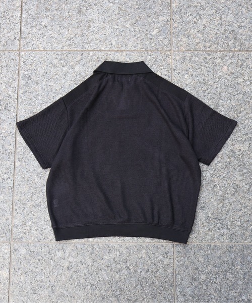 ATELANE（アテレーン）の「ATELANE / メランジニットソースキッパーポロシャツ（ポロシャツ・メンズ・ブラック/キナリ・LARGE/MEDIUM）」の6枚目の写真