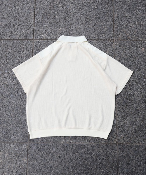 ATELANE（アテレーン）の「ATELANE / メランジニットソースキッパーポロシャツ（ポロシャツ・メンズ・ブラック/キナリ・LARGE/MEDIUM）」の5枚目の写真