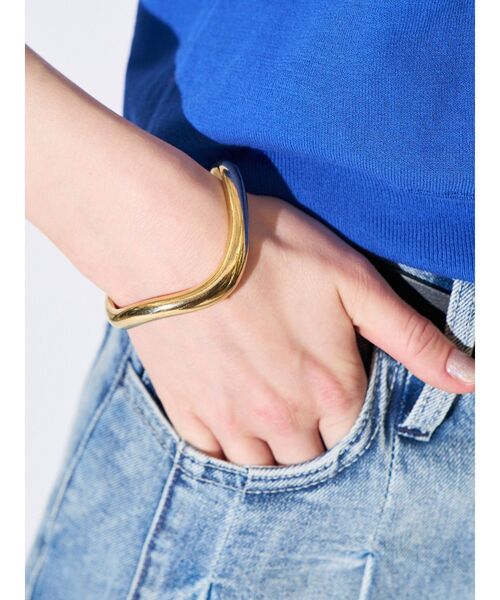 ELENDEEK(エレンディーク)の「ニュアンスウェーブバングル(ブレスレット・レディース・シルバー/ゴールド・FREE)」の2枚目の写真