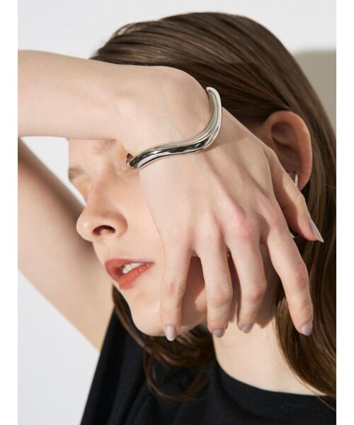 ELENDEEK(エレンディーク)の「ニュアンスウェーブバングル(ブレスレット・レディース・シルバー/ゴールド・FREE)」の3枚目の写真
