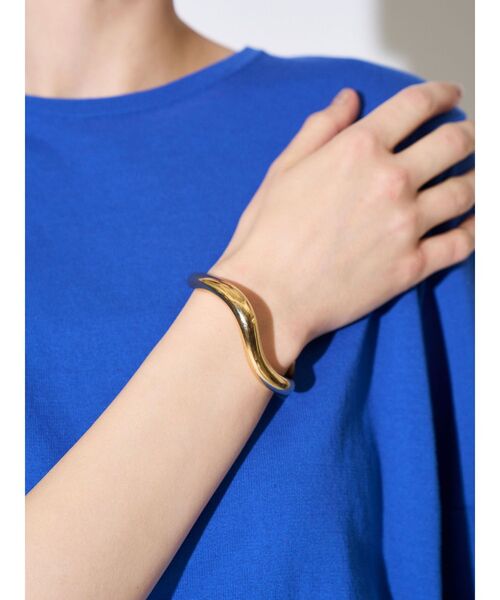 ELENDEEK(エレンディーク)の「ニュアンスウェーブバングル(ブレスレット・レディース・シルバー/ゴールド・FREE)」の4枚目の写真