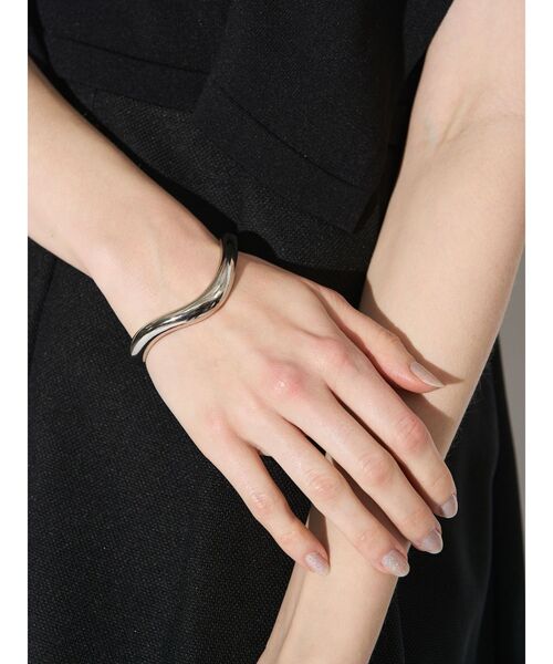 ELENDEEK(エレンディーク)の「ニュアンスウェーブバングル(ブレスレット・レディース・シルバー/ゴールド・FREE)」の12枚目の写真