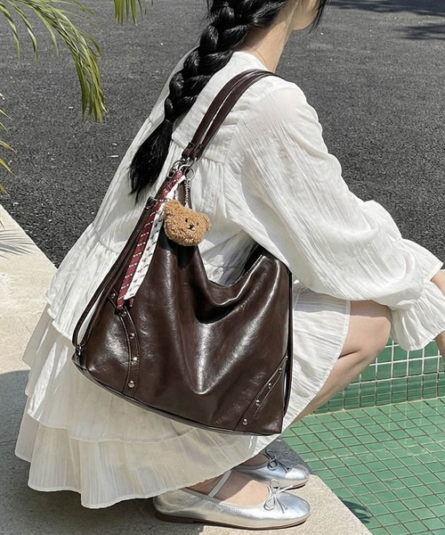 LA VORAGINE（ラ ヴォラジネ）の「大容量3wayショルダーバッグ/バックパック　サックリュック チャームなし（ショルダーバッグ・レディース・ダークブラウン/ブラウン/ブラック・FREE）」の14枚目の写真