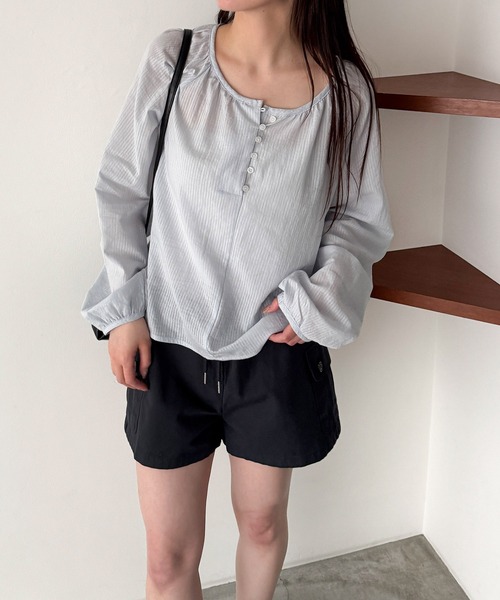 CANAL JEAN(キャナルジーン)の「SLEEK ボイルストライプパフブラウス(シャツ/ブラウス・レディース・サックスブルー/アイボリー・ONE SIZE)」の2枚目の写真