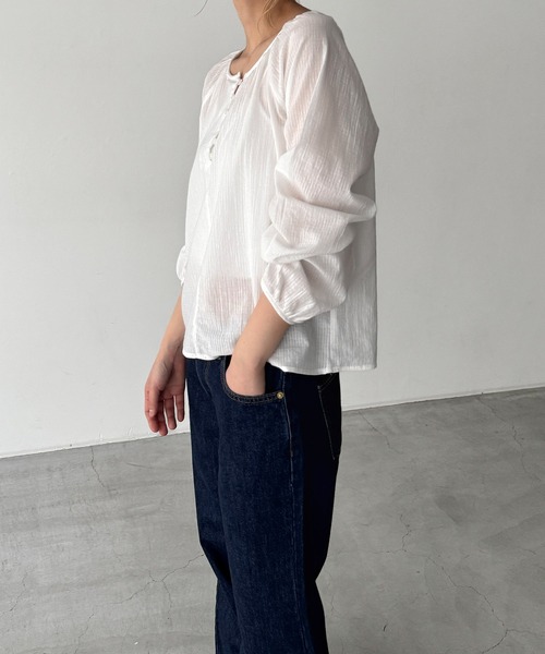 CANAL JEAN(キャナルジーン)の「SLEEK ボイルストライプパフブラウス(シャツ/ブラウス・レディース・サックスブルー/アイボリー・ONE SIZE)」の3枚目の写真