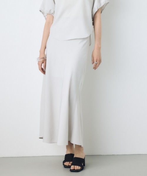 AZUL by moussy（アズールバイマウジー）の「【サイズ,身長別画像あり】セミフレアバイアススカート（スカート・レディース・ブラック/ライトブラウン/ライトグレー/ライトカーキ・SMALL/MEDIUM）」の2枚目の写真