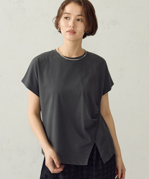 COMME CA ISM(コムサイズム)の「【接触冷感】アシンメトリータックTシャツ(Tシャツ/カットソー・レディース・チャコール/ホワイト/カーキ・MEDIUM/LARGE)」の2枚目の写真