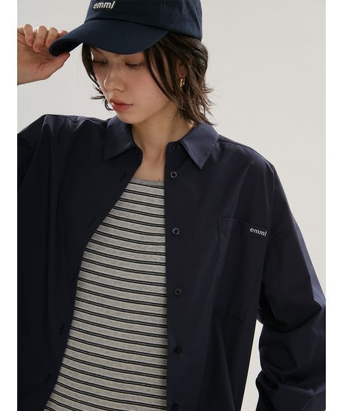 emmi(エミ)の「emmiロゴコクーンシルエットシャツ(ルームウェア/パジャマ・レディース・オフホワイト/ストライプ/ネイビー・F)」の4枚目の写真