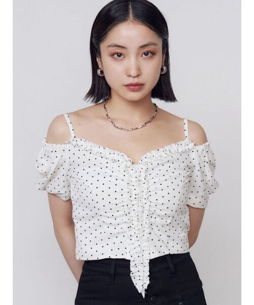 EMODA(エモダ)の「ギャザーフリル2WAYトップス(Tシャツ/カットソー・レディース・ブラック/ブラウン/ホワイト・FREE)」の2枚目の写真
