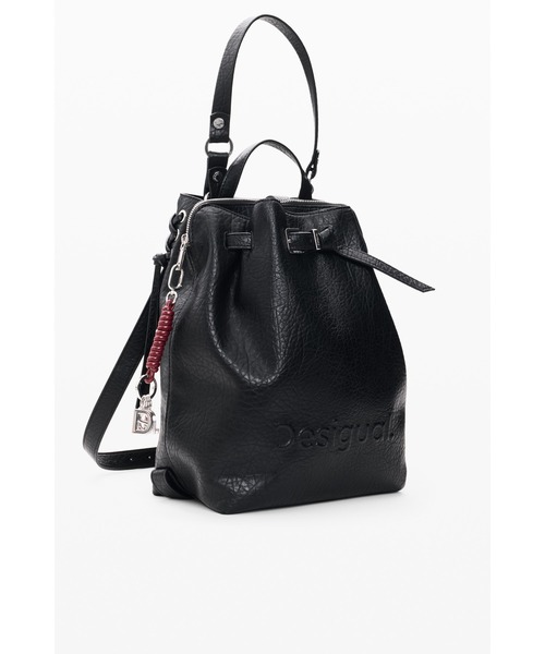 Desigual(デシグアル)の「ロゴ型押し ドローバックパック 黒(バックパック/リュック・レディース・ブラック・FREE)」の1枚目の写真
