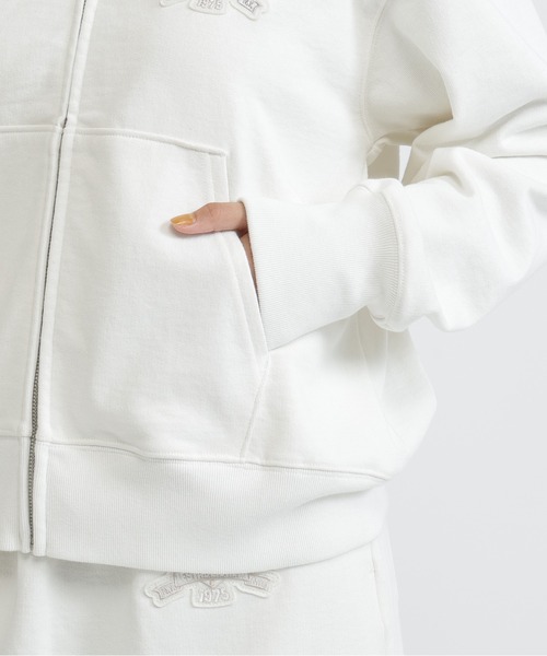 AVIREX(アヴィレックス)の「SIGNATURE VARSITY LOGO ZIP PARKA(パーカー・レディース・オフホワイト/グレー/ブラック・F)」の11枚目の写真