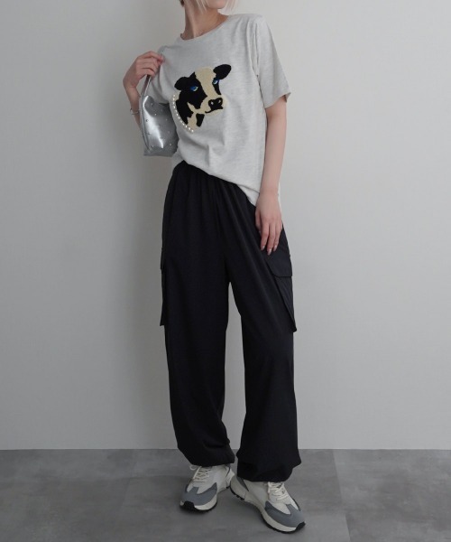 Rashik(ラシク)の「【Rashik】パール付アニマルモチーフTシャツ 半袖 サガラ 刺繍 カットソー トップス(Tシャツ/カットソー・レディース・オートミール/チャコールグレー・FREE)」の4枚目の写真
