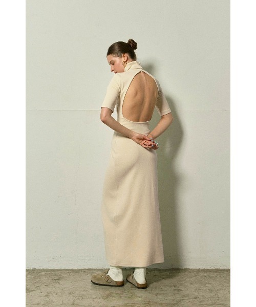 ALEXIA STAM(アリシアスタン)の「Back Open Turtleneck Maxi Dress /パッドin バックオープンワンピース(ワンピース・レディース・ベージュ/ブラック/グレー・S/L/M)」の3枚目の写真