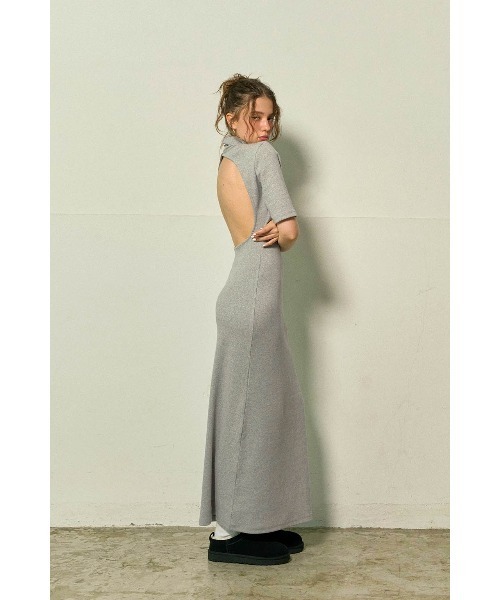 ALEXIA STAM(アリシアスタン)の「Back Open Turtleneck Maxi Dress /パッドin バックオープンワンピース(ワンピース・レディース・ベージュ/ブラック/グレー・S/L/M)」の1枚目の写真