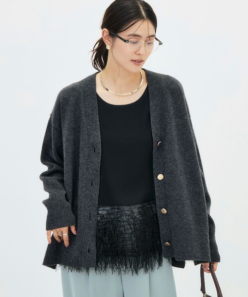 NOLLEY’S(ノーリーズ)の「【WEB&一部店舗限定カラーあり】MUSICゆったりVネックカーディガン(カーディガン/ボレロ・レディース・オフホワイト/グレー系その他2/グレー系その他/チャコールグレー/ベビーピンク/ブルー系その他7・38)」の2枚目の写真