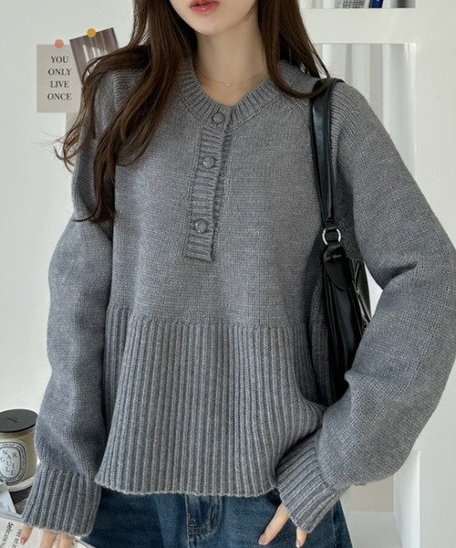 Ada.(エイダ)の「ヘンリーボタン リブ切替 ニット プルオーバー(ニット/セーター・レディース・グレー/レッド/ホワイト・FREE)」の5枚目の写真
