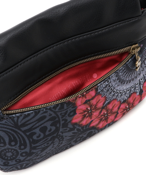 Desigual（デシグアル）の「「Desigual/デシグアル」バッグ（ショルダーバッグ・レディース・レッド系その他・ONE SIZE）」の4枚目の写真