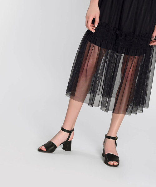 CHARLES & KEITH(チャールズ & キース)の「アンクルストラップブロックヒール / ANKLE STRAP BLOCK HEEL(パンプス・レディース・ブラック/ピンク/ブルー・22.5cm/23.5cm/23cm/24.5cm/25cm)」の4枚目の写真