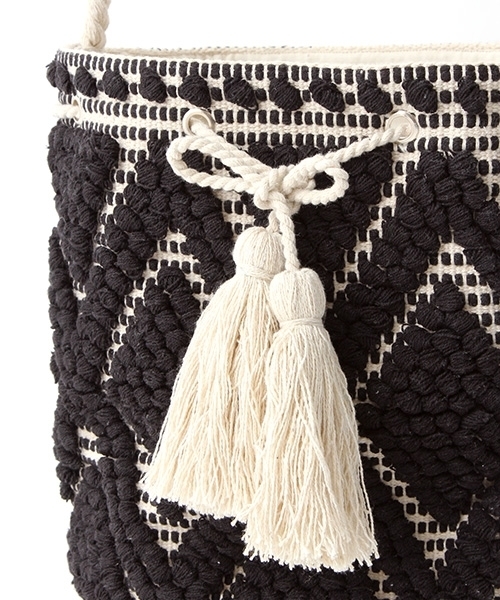 laboratory work（ラボラトリーワーク）の「タッセル付き巾着バッグ（ハンドバッグ・レディース・ブラック・FREE）」の5枚目の写真