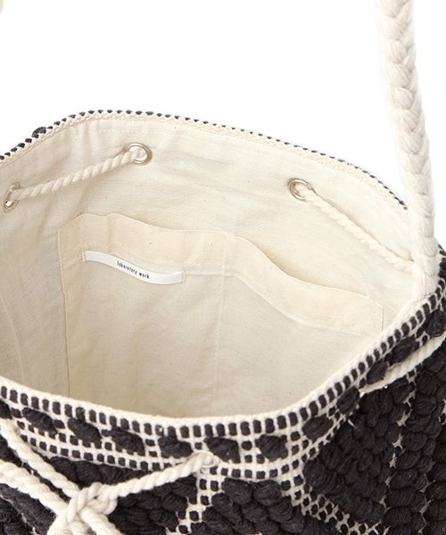 laboratory work（ラボラトリーワーク）の「タッセル付き巾着バッグ（ハンドバッグ・レディース・ブラック・FREE）」の16枚目の写真