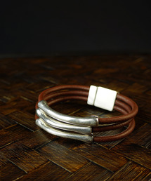 KU-CROISSANT（クークロワッサン）の「「Haim」three leatherバングル（バングル/リストバンド）」