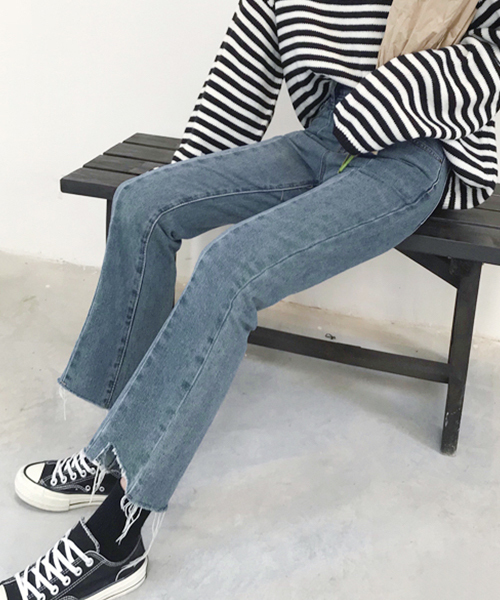 c.u.l(シーユーエル)の「【c.u.l】縦ライン フレア 切りっぱなし デニム(デニムパンツ・レディース・ブルー・M/S)」の1枚目の写真