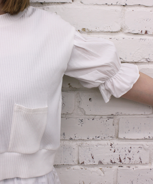 mystic(ミスティック)の「布帛パフスリーブプルオーバー(Tシャツ/カットソー・レディース・オフホワイト/ブラック/グレー/ベージュ・フリ-)」の8枚目の写真