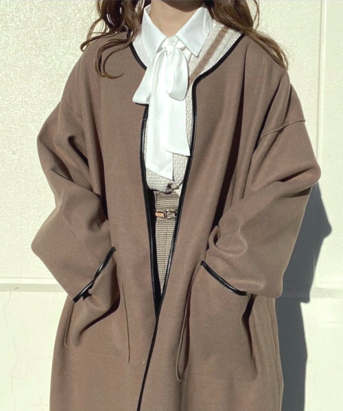 EPIMI E'PIMMY（エピミエピミー）の「パイピングロングコート（その他アウター・レディース・グレー系その他/モカ/ベージュ・MEDIUM）」の3枚目の写真