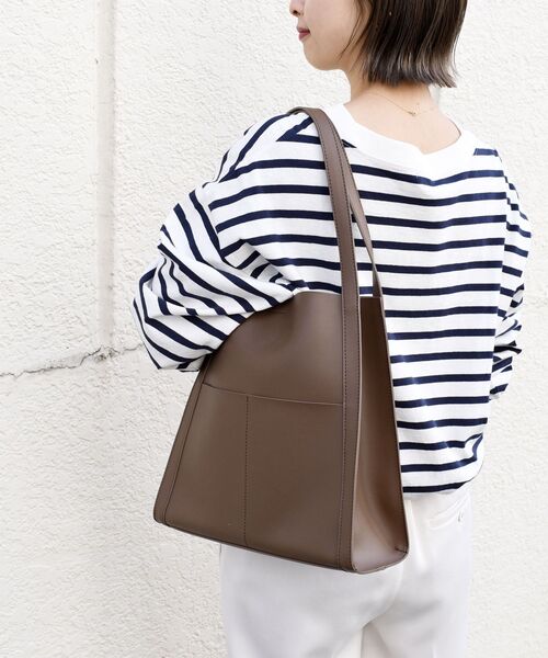 SHIPS（シップス）の「フェイクレザーサイドポケットデザインバッグ◇（トートバッグ・レディース・ライトグレー/ブラック/ダークブラウン/ピンク・ONE SIZE）」の4枚目の写真