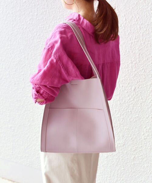 SHIPS（シップス）の「フェイクレザーサイドポケットデザインバッグ◇（トートバッグ・レディース・ライトグレー/ブラック/ダークブラウン/ピンク・ONE SIZE）」の2枚目の写真