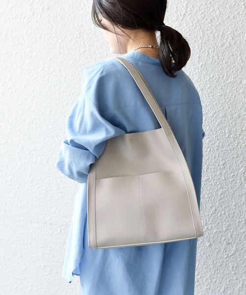 SHIPS（シップス）の「フェイクレザーサイドポケットデザインバッグ◇（トートバッグ・レディース・ライトグレー/ブラック/ダークブラウン/ピンク・ONE SIZE）」の3枚目の写真