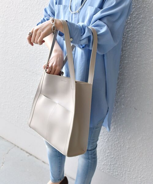 SHIPS（シップス）の「フェイクレザーサイドポケットデザインバッグ◇（トートバッグ・レディース・ライトグレー/ブラック/ダークブラウン/ピンク・ONE SIZE）」の22枚目の写真