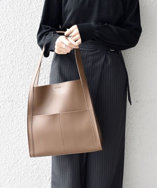 SHIPS（シップス）の「フェイクレザーサイドポケットデザインバッグ◇（トートバッグ・レディース・ライトグレー/ブラック/ダークブラウン/ピンク・ONE SIZE）」の19枚目の写真