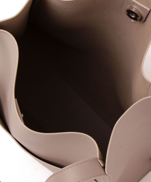 SHIPS（シップス）の「フェイクレザーサイドポケットデザインバッグ◇（トートバッグ・レディース・ライトグレー/ブラック/ダークブラウン/ピンク・ONE SIZE）」の12枚目の写真