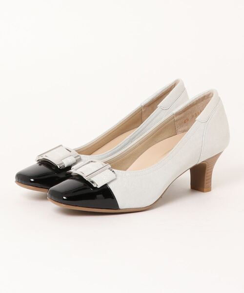 Riz raffinee(リズラフィーネ)の「【高機能】バックルモチーフコンビパンプス(パンプス・レディース・ブラック/ベージュ系その他7/ホワイト×シルバー/その他15/ライトベージュ/トリコロール/グレー/その他24/ダークブラウン/グレー系その他5/タイガーカモ・23cm/24.5cm/22.5cm/24cm/23.5cm/22cm)」の2枚目の写真