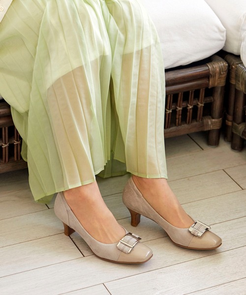 Riz raffinee(リズラフィーネ)の「【高機能】バックルモチーフコンビパンプス(パンプス・レディース・ブラック/ベージュ系その他7/ホワイト×シルバー/その他15/ライトベージュ/トリコロール/グレー/その他24/ダークブラウン/グレー系その他5/タイガーカモ・23cm/24.5cm/22.5cm/24cm/23.5cm/22cm)」の10枚目の写真