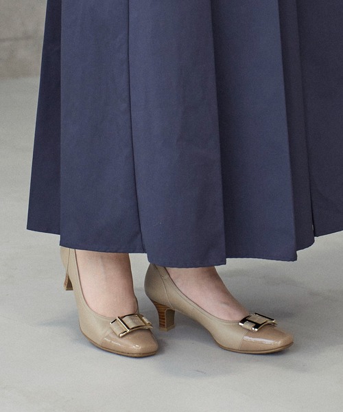 Riz raffinee(リズラフィーネ)の「【高機能】バックルモチーフコンビパンプス(パンプス・レディース・ブラック/ベージュ系その他7/ホワイト×シルバー/その他15/ライトベージュ/トリコロール/グレー/その他24/ダークブラウン/グレー系その他5/タイガーカモ・23cm/24.5cm/22.5cm/24cm/23.5cm/22cm)」の1枚目の写真