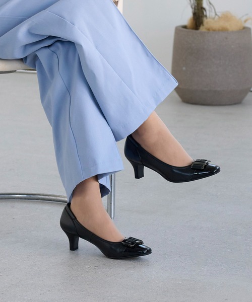 Riz raffinee(リズラフィーネ)の「【高機能】バックルモチーフコンビパンプス(パンプス・レディース・ブラック/ベージュ系その他7/ホワイト×シルバー/その他15/ライトベージュ/トリコロール/グレー/その他24/ダークブラウン/グレー系その他5/タイガーカモ・23cm/24.5cm/22.5cm/24cm/23.5cm/22cm)」の3枚目の写真