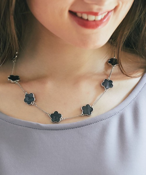 tocco closet（トッコ　クローゼット）の「フラワーモチーフネックレス（ネックレス・レディース・オフホワイト/ブラック・FREE）」の2枚目の写真