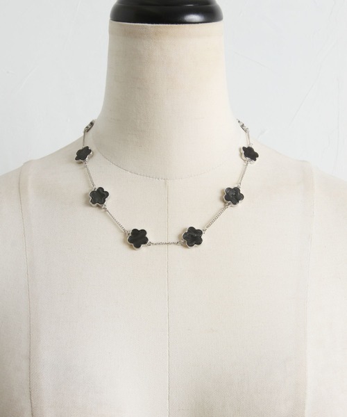 tocco closet（トッコ　クローゼット）の「フラワーモチーフネックレス（ネックレス・レディース・オフホワイト/ブラック・FREE）」の7枚目の写真