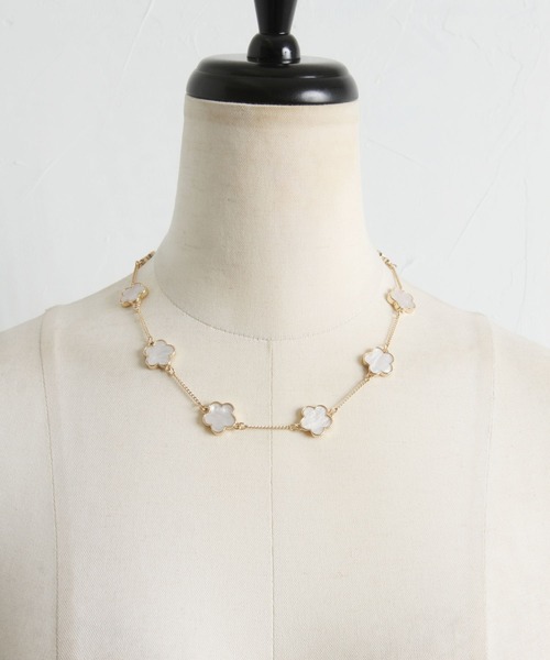 tocco closet（トッコ　クローゼット）の「フラワーモチーフネックレス（ネックレス・レディース・オフホワイト/ブラック・FREE）」の8枚目の写真