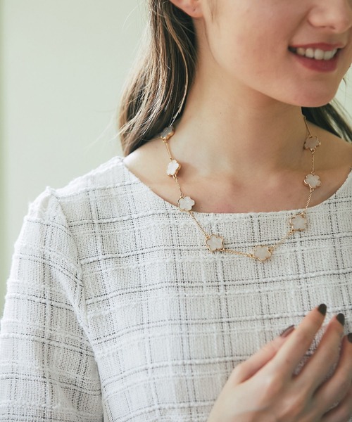 tocco closet（トッコ　クローゼット）の「フラワーモチーフネックレス（ネックレス・レディース・オフホワイト/ブラック・FREE）」の3枚目の写真