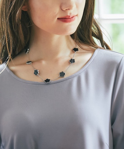 tocco closet（トッコ　クローゼット）の「フラワーモチーフネックレス（ネックレス・レディース・オフホワイト/ブラック・FREE）」の5枚目の写真