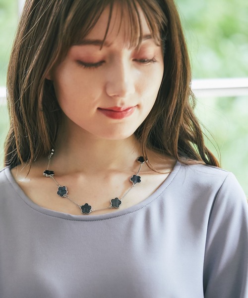 tocco closet（トッコ　クローゼット）の「フラワーモチーフネックレス（ネックレス・レディース・オフホワイト/ブラック・FREE）」の6枚目の写真