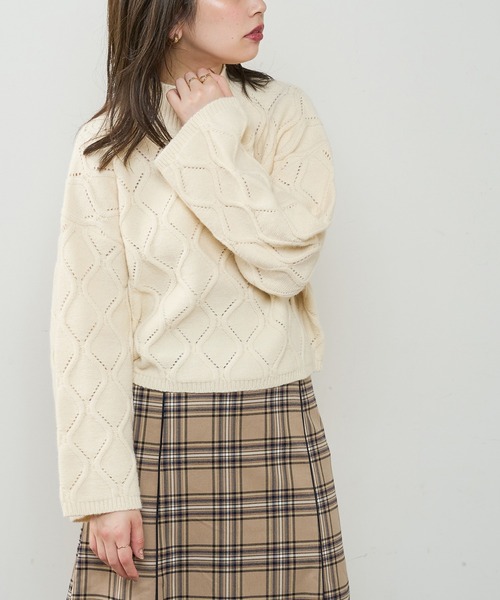 natural couture(ナチュラルクチュール)の「アイレットアーガイルハイネックニット(ニット/セーター・レディース・ブラック/オフホワイト/サックスブルー/ピンクベージュ・FREE)」の2枚目の写真