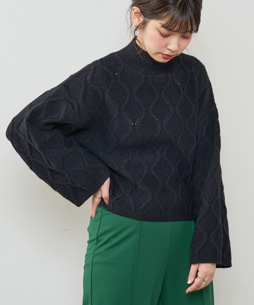 natural couture(ナチュラルクチュール)の「アイレットアーガイルハイネックニット(ニット/セーター・レディース・ブラック/オフホワイト/サックスブルー/ピンクベージュ・FREE)」の1枚目の写真