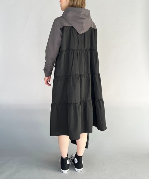 PICCIN（ピッチン）の「バックティアードフード付きワンピース（ワンピース・レディース・グレー/ブラック・M）」の7枚目の写真