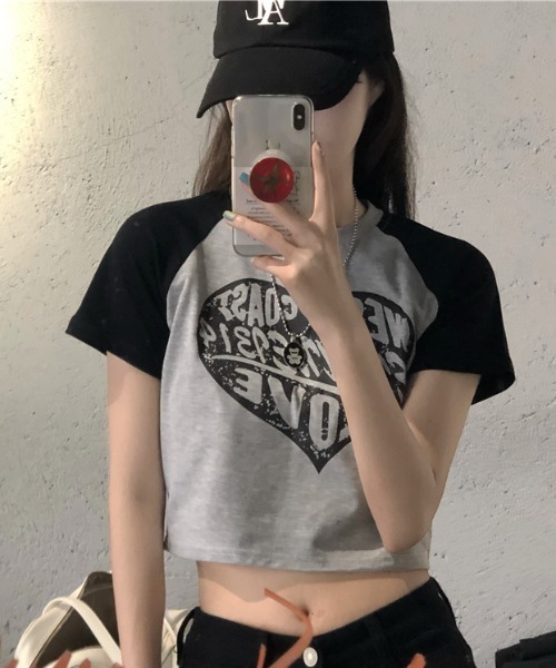 .KOM（ドットコム）の「A'GEM/9 × .kom『.kom/ドットケーオーエム』ハートグラフィック クロップド丈 半袖Tシャツ カットソー（Tシャツ/カットソー・レディース・ブラック/ホワイト・M/L）」の2枚目の写真