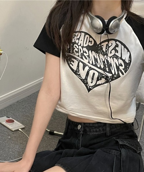 tシャツ A'GEM/9 × .kom 「.KOMZ/ドットケーオーエムゼット」「英字フレームプリント クロップドTシャツ」 レディース KOM tシャツ A'GEM/9 × .kom 「.KOM/ドットケーオーエム