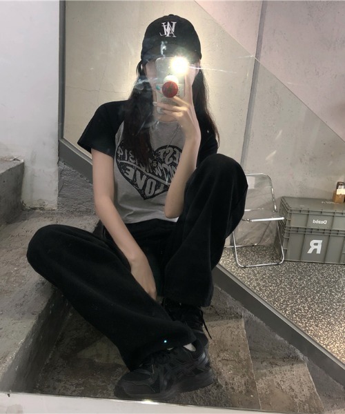 .KOM（ドットコム）の「A'GEM/9 × .kom『.kom/ドットケーオーエム』ハートグラフィック クロップド丈 半袖Tシャツ カットソー（Tシャツ/カットソー・レディース・ブラック/ホワイト・M/L）」の8枚目の写真